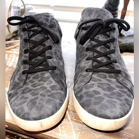 CLOUD Footwear size 40 leather gray cheetah print sneakers good used condition - Picture 3 of 16